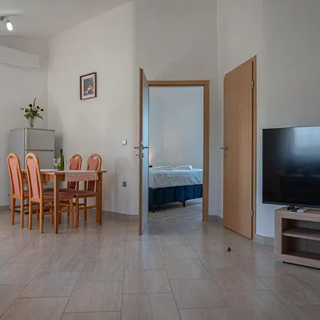 Apartament The Garden App 1 *